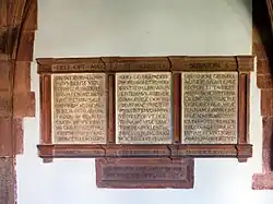 Den Epitaph für Jakob Meyer zum Hasen, Johannes Oekolampad und Simon Grynaeus ziert eine lateinische Grabschrift in klassischer Antiqua im Sinne des Humanismus. In deutscher Schrift steht darunter ein reformatorischer Spruch: «So ehr/guot/kunst, hülffend in noth, wer keiner von den dreyen todt». («Könnten die Ehre, die sie erworben, das Gute, das sie getan, und die Kunstfertigkeit, das Können, das sie bewiesen haben, in der Not helfen, dann wäre keiner von diesen dreien tot».)