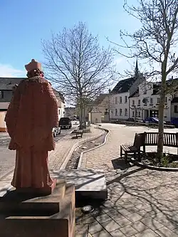 Nepomukplatz bachabwärts und bachaufwärts gesehen