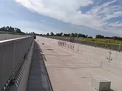 Zu sehen ist der sich nahe Schwaigerloh befindende östliche Eingang des unter dem Flughafen München verlaufenden S-Bahn-Tunnels. Die Verlegung der Gleise ist noch nicht erfolgt.