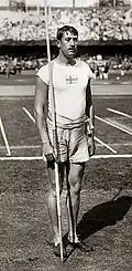 Eric Lemming wurde ab 1908 in der neu eingeführten Disziplin Speerwurf dreifacher Olympiasieger und belegte hier den geteilten vierten Rang im&nbsp;Hochsprung