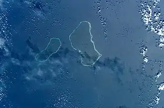 NASA-Bild von Wotje (Mitte, links Erikub)