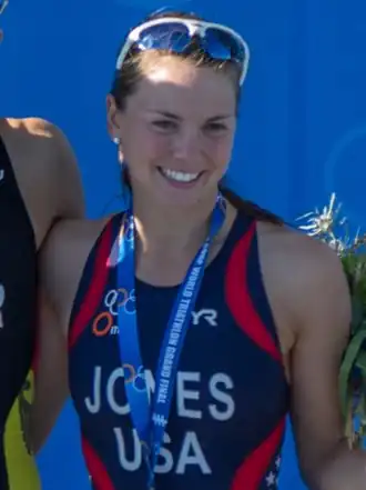 Erin Jones bei der Siegerehrung des Grand Final Edmonton der ITU World Championship Series 2014