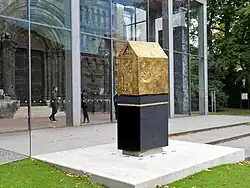 Erinnerungszeichen für Papst Benedikt XVI. vor der Kirche St. Jakob, Regensburg 2017