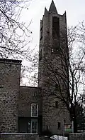 Erlöserkirche in Dingolfing, Turm von Norden, mit Wohnung zwischen Kirchenschiff und Turm