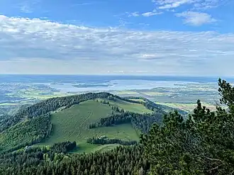 Erlbergkopf mit Erlbergalm am Osthang (rechts der Bildmitte)