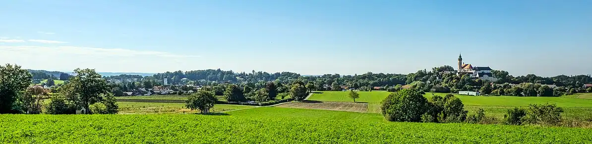 Erling (links) und Andechs (rechts), von 150 Meter nordwestlich von der Friedenskapelle aus