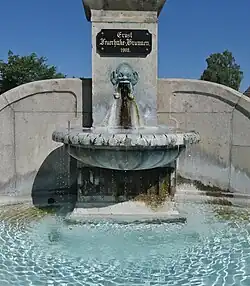 Widmungstafel, Satyrmaske, Konsole