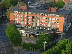 Das Ernst Deutsch Theater wurde 1951 von den Schauspielern Friedrich Schütter und Wolfgang Borchert gegründet.