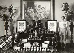 Ernst Wide – hier mit seiner Pokalsammlung in den 1910er Jahren – erreichte Platz&nbsp;fünf