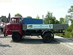 W50 in der Basisausführung 4x2 mit Holzpritsche