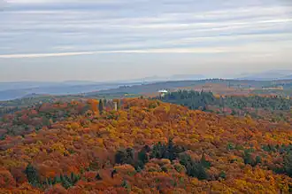 Gipfelbereich des Eschkopfs mit dem Eschkopfturm; dahinter die Radaranlage Pfälzer Wald der Deutschen Flugsicherung