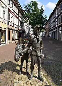 Eseltreiber in der Fußgängerzone von Osterode (2020)