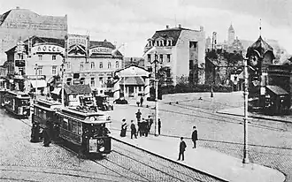 Bahnhofsvorplatz mit dem Hotel Zum Adler, seit 1912 Standort des Handelshofs