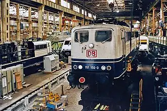 Lokbau in Halle M3 in den 1990er Jahren mit Nachrüstung der 151 150 und Montage von ICE 2-Triebköpfen