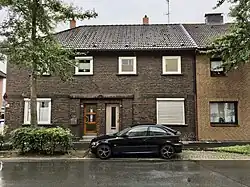 An der Viktoriastraße entstanden 1921 die ersten Straßen der neuen Zechensiedlung. Auf der linken Seite ist das Haus noch im Originalzustand erkennbar.