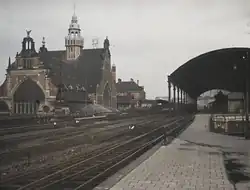Bahnsteig und Empfangsgebäude 1923
