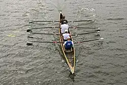 Zu sehen sind vier Personen in einem Doppelvierer.