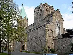 Achteckiger Vierungsturm und quadratischer Glockenturm mit Faltdach. St.-Ludgerus-Kirche, Werden