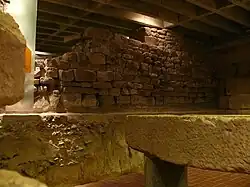 Fundamente der Fassade von St.&nbsp;Vitalis II; rechts ein Sarkophag