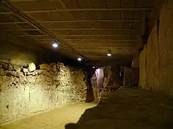 Ein Gang in den Ausgrabungen, hier unter dem nördlichen Seitenschiff