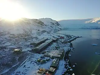 Blick von der Keller-Halbinsel mit der brasilianischen Estação Antártica Comandante Ferraz nach Norden auf die Mündung des Stenhouse-Gletschers in die Bucht Visca Anchorage