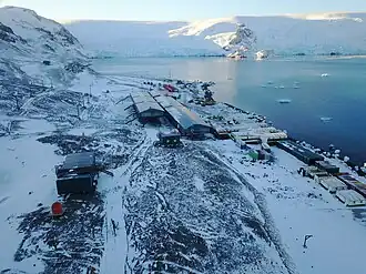 Blick von der brasilianischen Estação Antártica Comandante Ferraz nach Norden auf den Stenhouse-Gletscher (links), das Stenhouse Bluff (Mitte) und den Ajax-Eisfall (rechts)
