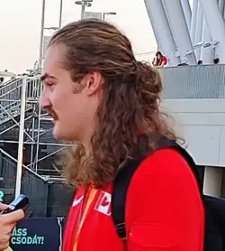 Überraschungsweltmeister Ethan Katzberg mit seiner Tasche