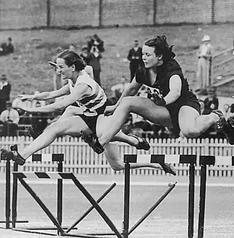 Ethel Raby – auf dem Foto links neben der Südafrikanerin Barbara&nbsp;Burke – über 80&nbsp;m&nbsp;Hürden im Vorlauf ausgeschieden, im Weitsprung auf Rang&nbsp;vier