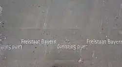 Grenzmarkierung auf dem Brückenbelag …