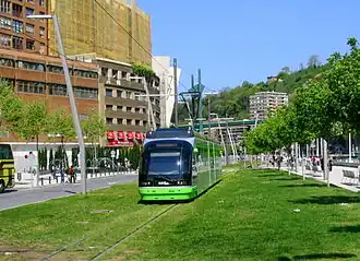 Straßenbahnwagen in Bilbao (Spanien) auf Rasengleis