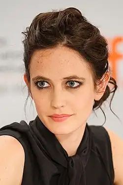 Eva Green spielt im Film Miss Alma LeFay Peregrine, die sich in einen Wanderfalken verwandeln kann
