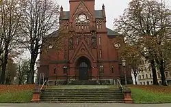 Denkmalge- schützte Treppenanlage mit Kirchplatz