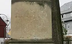 Angewitterte Schrift am Denkmal