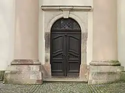 Türportal aus Zeisigwalder Porphyrtuff am Turm