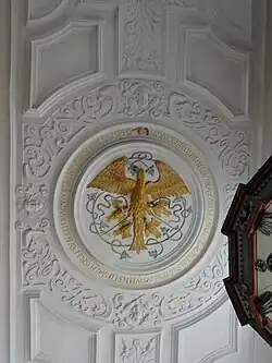 Medaillon mit Pelikan in der Stuckdecke