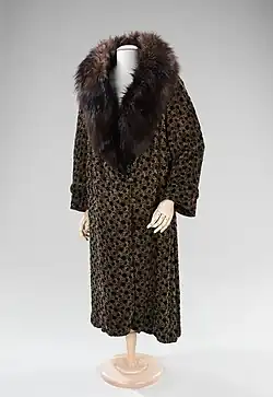 Abendmantel, Stoff mit Fuchskragen (etwa 1930, Metropolitan Museum of Art)