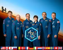 v.&nbsp;l.&nbsp;n.&nbsp;r.: Gennadi Padalka, Scott Kelly, Anton Schkaplerow, Samantha Cristoforetti, Michail Kornijenko und Terry Virts