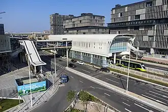 Ein Zug der Linie 1 vor der Station Wenhanhu Park (2022)