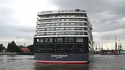 Die Hafenlotsen navigieren das Schiff mit Hilfe von Azipod-Antrieb und Bugstrahlruder in die korrekte Eindockposition