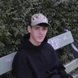 Ezra sitzend auf einer Bank