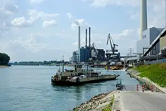 Fähre vor dem Neckarauer Ufer