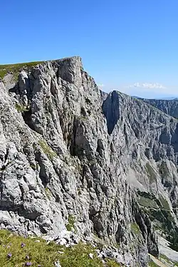 Erst vom Rand des Plateaus wird die Südostwand erkennbar,…