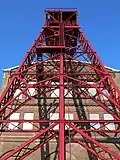 Strebengerüst des Förderturms nach Neuanstrich im Juli 2013