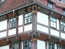 Bemalte Füllhölzer an der spätgotischen Rats-Apotheke Göttingen (Weender Straße 30), 1480