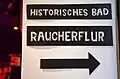 Wegweiser zum historischen Bad und Raucherflur