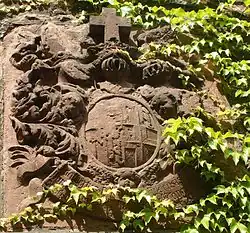 Wappen von Adalbert I. auf Burg Fürsteneck, Übersetzung der Inschrift: „Adalbert, von Gottes Gnade Abt zu Fulda, des Hl. Römischen Reiches Fürst, der erhabenen Kaiserin Erzkanzler, Primas in Germanien und Gallien 1709“