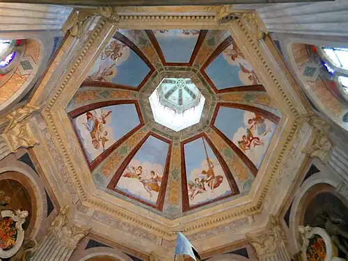 Fürstliches Mausoleum (Stadthagen), siebeneckiger Zentralbau, Blick in die Kuppel (Quelle: WP)