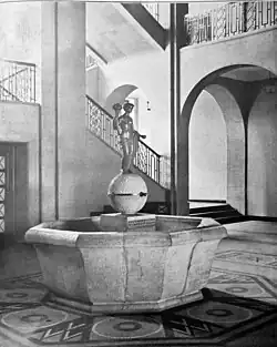 Totalansicht des Brunnens in der Eingangshalle, Perspektive leicht schräg von links vorn