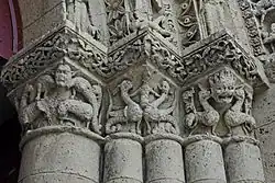 Kapitelle Hauptportal rechts