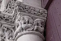 Kapitell Hauptportal links